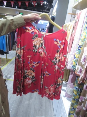 服裝商場(chǎng)實(shí)拍圖庫(kù)_全球服裝零售批發(fā)市場(chǎng)實(shí)拍_服裝展會(huì)實(shí)拍